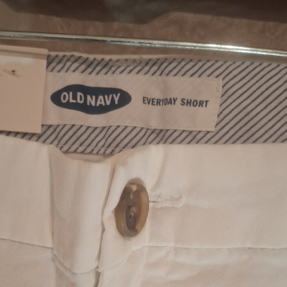 Old Navy Women's White Shorts - Picture 4 of 8
